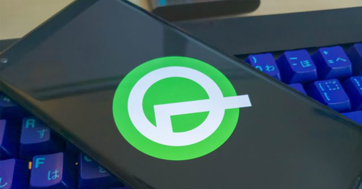 Logo Android Q sobre móvil