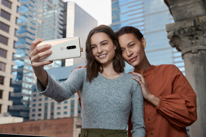 Dos chicas haciendo un selfie con el OnePlus 7 Pro