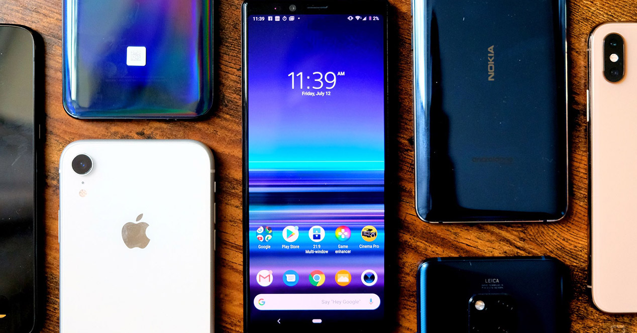 Sony Xperia 1 rodeado de móviles